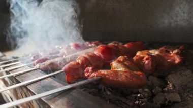 Tavuk, et ve ciğer kebabı açık ızgarada kömürle kızartılır. Yavaş Hareket, Kapat.