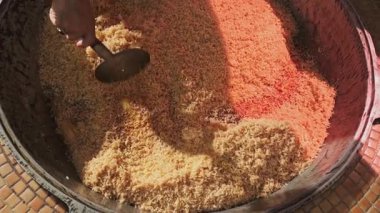 Şef büyük bir pilav kazanında slotlu kaşıkla pilav karıştırır. Yavaş Hareket, Kapat.