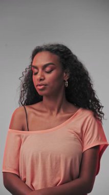 Profesyonel bir makyöz genç bir mankenin yüzüne makyaj yapar. Yavaş Hareket, Kapat.