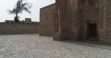 İnsansız hava aracı Özbekistan 'ın eski Buhara kentindeki Magok-i-Attari cami kompleksinin antik kapılarına yakın uçuyor. Bulutlu bir gün. Hava Görünümü.