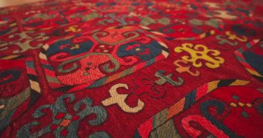 Özbekistan 'daki Semerkant halılarının süs ve desenlerine yakın çekim. Klasik teknolojiye göre üretildi.