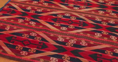 Semerkand halısı el yapımıdır, antik klasik teknolojilere göre yapılmıştır. Ulusal desenler ve süslemelerle kaplıdır. Özbekistan.
