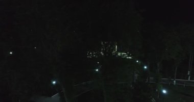 Eski bir Kalyan Minaresi 'nde gece bir dron uçar. Buhara, Özbekistan, Havadan görünüm.