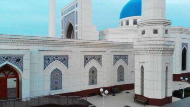 Sabahın erken saatlerinde bir dron güzel bir cami üzerinde uçar. Bulutlu bir gökyüzünde şafak vakti. Hava Görünümü.