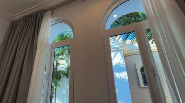 Güneşli bir günde şık bir Arap villasında yatak odası. Yavaş Hareket.