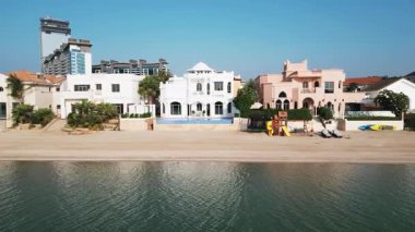 Bir İHA Dubai 'de yüzme havuzu olan lüks bir özel villanın önünde uçuyor. Yavaş Hareket.