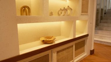 Dubai 'de pahalı bir özel villada koridor. Yavaş Hareket.