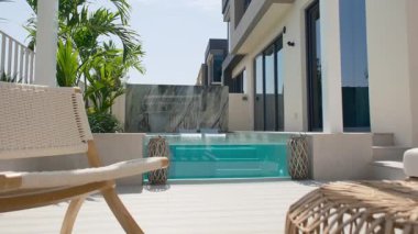 Güneşli bir günde Dubai 'de lüks bir villanın arka bahçesinde küçük özel bir yüzme havuzu. Dışarıda, Yavaş Hareket.