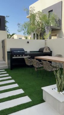 Dubai 'de zengin bir özel villada barbekü. Dışarıda, Yavaş Hareket.