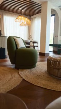 Dubai 'de pahalı bir özel villada oturma odası. Panoramik pencerelerden güneş ışığı alıyor. Yavaş Hareket.