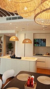 Dubai 'de pahalı bir özel villada şık bir mutfak. Kocaman pencerelerden gelen güneş ışığıyla aydınlatılıyor. Yavaş Hareket.