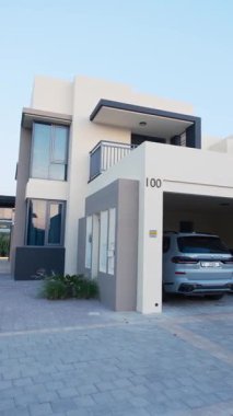 Bulutsuz bir günde Dubai 'de, deniz kenarında palmiye ağaçlarının arasında pahalı bir villanın dışında. Yavaş Hareket.