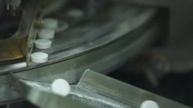İlaç Laboratuvarında Tablet Üretim Taşıyıcısı. Yavaş Hareket, Kapat
