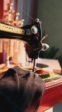 Atölye atölyesinde el dikiş makinesi. Yavaş Hareket