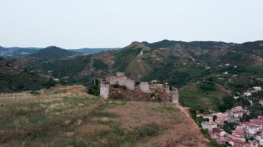Amantea, İtalya 'da antik bir kulede insansız hava aracı. Şehrin yukarısındaki yüksek bir tepede. Bulutlu bir yaz günü. Hava Görünümü
