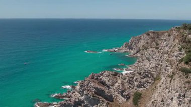 Tekneler ve yatlarla tarihi göl üzerinde insansız hava aracı. Capo Vaticano, İtalya 'nın Calabria kentindeki Ricadi Belediyesi' nde. Güneşli bir yaz günü. Hava Görünümü