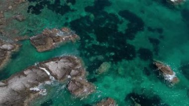 Güneşli bir günde deniz lagünündeki kayalıklarda insansız hava aracı. Capo Vaticano, İtalya 'nın Calabria kentindeki Ricadi Belediyesi' nde. Hava Görünümü