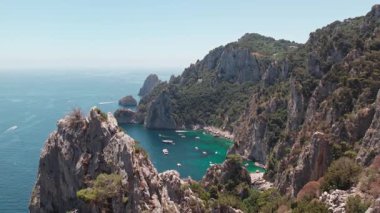 Tekneler ve yatlarla tarihi göl üzerinde insansız hava aracı. Capo Vaticano, İtalya 'nın Calabria kentindeki Ricadi Belediyesi' nde. Güneşli bir yaz günü. Hava Görünümü