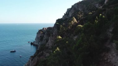 Tekneler ve yatlarla tarihi göl üzerinde insansız hava aracı. Capo Vaticano, İtalya 'nın Calabria kentindeki Ricadi Belediyesi' nde. Güneşli bir yaz günü. Hava Görünümü