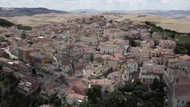 Bulutlu bir günde, dağlardaki tarihi Avrupa şehrinin üzerinde insansız hava aracı. Hava Görünümü