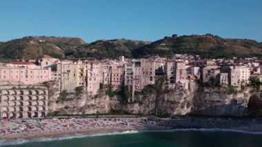 Uçurumlardaki antik bir sahil şehrinin üzerinde bir dron. Sakin deniz, bulutsuz bir gün. Tropea, İtalya. Hava Görünümü.