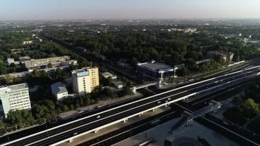 Şehrin sokaklarında bir insansız hava aracı. Güneşli bir yaz günü. Hava Görünümü.