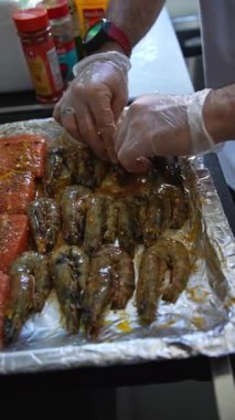 Şef elleriyle tepside taze karides karıştırıyor. Kapat, Yavaş Hareket