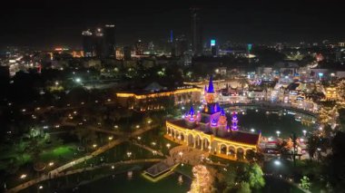Şehir gölünün kıyısındaki aydınlık bir şatoda insansız hava aracı. Hava Görünümü