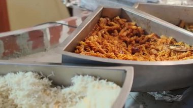 Şef pilav ve sebzeli ızgara kebap yapar. Kapat, Yavaş Hareket