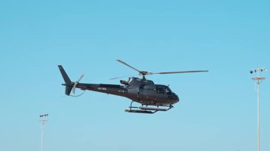 Dubai 'ye turistlerle küçük özel bir helikopter yolculuğu. Güneşli bir yaz günü. Yavaş Hareket