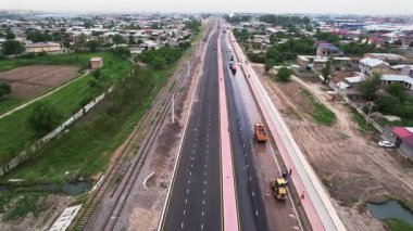 Tamirat sırasında asfalt yolun bir bölümünün üzerinde bir dron. Güneşli bir yaz günü. Hava Görünümü