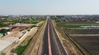 Otoyolun üzerinde bir dron. Güneşli bir yaz günü. Hava Görünümü