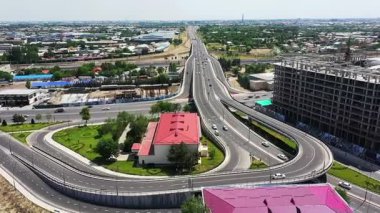 Yoldan geçen arabalarla köprüden geçeceğiz. Hava Görünümü