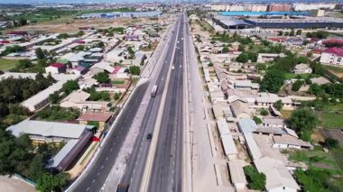 Yoldan geçen arabalarla köprüden geçeceğiz. Hava Görünümü