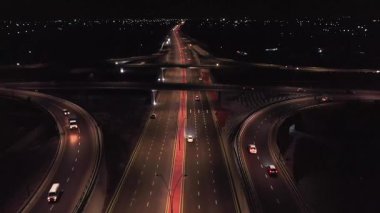 Gece şehrinin ortasında bir müzenin üzerindeki insansız hava aracı ışıklarla aydınlatılıyor. Bulutsuz Yaz Gecesi. Hava Görünümü