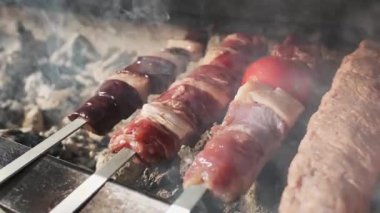 Tavuk, et ve ciğer kebabı açık ızgarada kömürle kızartılır. Yavaş Hareket, Kapat.