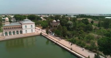 İHA, Sitorai Mohi-Hosa Sarayı 'nın havuzu üzerinde uçuyor. Buhara Emiri 'nin kır evi. Hava Görünümü.