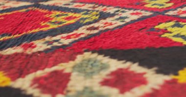 Özbekistan 'daki Semerkant halılarının süs ve desenlerine yakın çekim. Klasik teknolojiye göre üretildi.