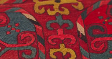 Özbekistan 'daki Semerkant halılarının süs ve desenlerine yakın çekim. Klasik teknolojiye göre üretildi.