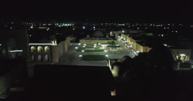Eski bir kompleks Lyab-i Hauz.Bukhara, Özbekistan, hava manzaralı İHA 'nın gece uçuşu.