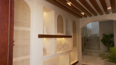 Dubai 'de pahalı bir özel villada koridor. Yavaş Hareket.