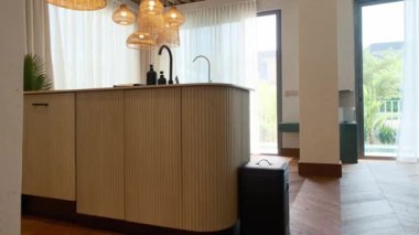 Dubai 'de pahalı bir özel villada şık bir mutfak. Kocaman pencerelerden gelen güneş ışığıyla aydınlatılıyor. Yavaş Hareket.