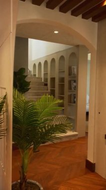 Dubai 'de pahalı bir özel villada koridor. Yavaş Hareket.