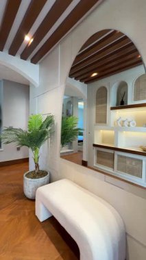 Dubai 'de pahalı bir özel villada koridor. Yavaş Hareket.