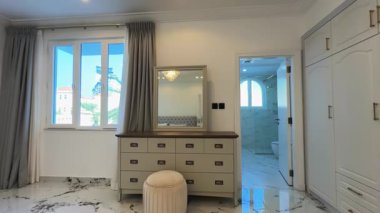 Güneşli bir günde şık bir Arap villasında yatak odası. Yavaş Hareket.