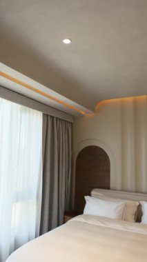 Dubai 'de şık ve pahalı bir villada, güneş ışığıyla aydınlatılmış bir yatak odası. Yavaş Hareket