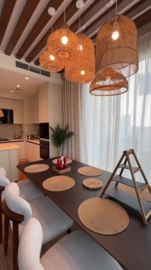 Dubai 'de pahalı bir özel villada şık bir mutfak. Kocaman pencerelerden gelen güneş ışığıyla aydınlatılıyor. Yavaş Hareket.