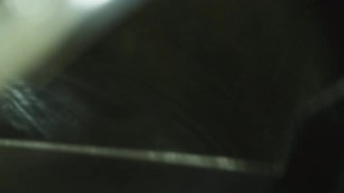 Bir laboratuvar gezegen karıştırıcısı kimyasal bileşenleri karıştırıyor. Kapat, Yavaş Hareket.