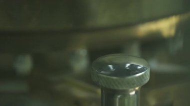 İlaç Laboratuvarında Tablet Üretim Taşıyıcısı. Yavaş Hareket, Kapat