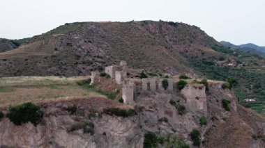 Amantea, İtalya 'da antik bir kulede insansız hava aracı. Şehrin yukarısındaki yüksek bir tepede. Bulutlu bir yaz günü. Hava Görünümü